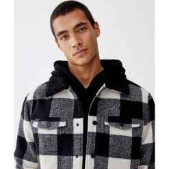 Sweter z fantazyjnym kapturem. Czerwone swetry klasyczne męskie marki Cropp, l, z kapturem. Za 89,90 zł.