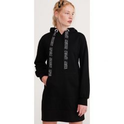 Sukienka z Myszką Miki - Czarny. Czarne sukienki damskie Reserved, s, bez wzorów, bez kołnierzyka, bez rękawów. Za 119,99 zł.