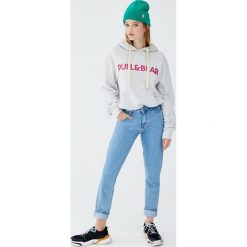 Bluza z kapturem i logo. Szare bluzy damskie Pull&Bear, bez wzorów, bez rękawów, z kapturem. Za 89,90 zł.