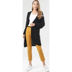 Czarny Kardigan Arrivien. Czarne swetry damskie Born2be, uniwersalny, bez wzorów. Za 139,99 zł.
