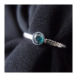 Blue... złoty pierścionek z niebieskim diamentem. Żółte pierścionki damskie LOOKRECYA, z diamentem, złote. Za 1440,00 zł.