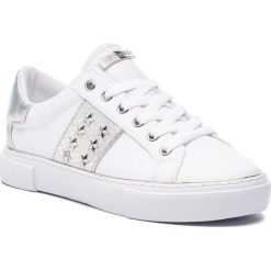 Sneakersy GUESS - Gamer5 FL6GM5 ELE12 SILVE. Białe półbuty damskie Guess, na co dzień, z aplikacjami, ze skóry ekologicznej, bez obcasa, na płaskiej podeszwie, bez zapięcia. W wyprzedaży za 349,00 zł.