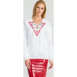 BLUZA TRIANGLE Guess. Białe bluzy damskie Guess, xs, z nadrukiem, z materiału. Za 184,50 zł.