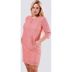 Łososiowa Sukienka At First Sight. Różowe sukienki damskie Born2be, bez wzorów, bez kołnierzyka, bez rękawów, midi. Za 59,99 zł.