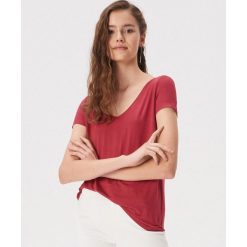 Gładki t-shirt basic - Fioletowy. Fioletowe t-shirty damskie Sinsay, s, bez wzorów, bez kołnierzyka. Za 19,99 zł.