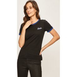 Wrangler - T-shirt. Czarne bluzki damskie Wrangler, s, z aplikacjami, z bawełny, z okrągłym kołnierzem. W wyprzedaży za 69,90 zł.
