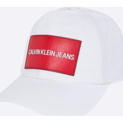 Calvin Klein Jeans - Czapka. Białe czapki damskie Calvin Klein Jeans, z aplikacjami, z bawełny. W wyprzedaży za 99,90 zł.