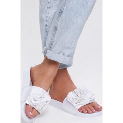 Białe Klapki Talk To Me. Białe klapki damskie Renee, w paski, z satyny, bez obcasa, na płaskiej podeszwie. Za 39,99 zł.