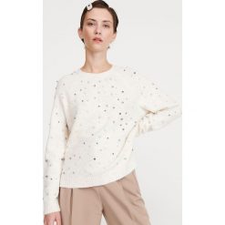 Sweter z aplikacjami - Kremowy. Białe swetry damskie Reserved, s, z aplikacjami, bez rękawów, bez kaptura. Za 99,99 zł.