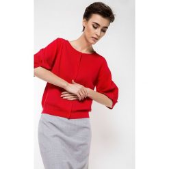 Kardigan w kolorze czerwonym. Czerwone swetry damskie Deni Cler, bez wzorów, z denimu, bez rękawów, bez kaptura. W wyprzedaży za 249,95 zł.