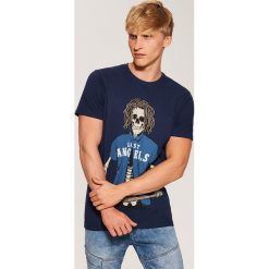 T-shirt z nadrukiem - Granatowy. Niebieskie t-shirty męskie z nadrukiem marki House, l. Za 29,99 zł.