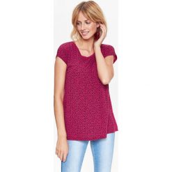 T-SHIRT KRÓTKI RĘKAW DAMSKI, W DROBNY WZÓR. Fioletowe t-shirty damskie Top Secret, z nadrukiem, bez kołnierzyka. W wyprzedaży za 9,99 zł.