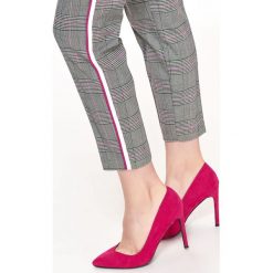 Szpilki w szpic ze sztucznego zamszu. Różowe szpilki Top Secret, bez wzorów, z jeansu, eleganckie, na wysokim obcasie, na szpilce, bez zapięcia. W wyprzedaży za 59,99 zł.