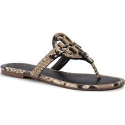 Japonki TORY BURCH - Metal Miller 60568 Desert/Roccia/Gold 981. Brązowe klapki damskie Tory Burch, z aplikacjami, ze skóry, bez obcasa, na obcasie. W wyprzedaży za 659,00 zł.