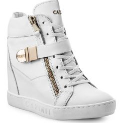Sneakersy CARINII - B4095 G34-000-PSK-B88. Białe półbuty damskie marki Carinii, bez wzorów, ze skóry, bez obcasa, na obcasie, bez zapięcia. W wyprzedaży za 279,00 zł.
