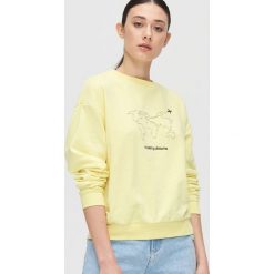 Bluza z nadrukiem - Żółty. Żółte bluzy damskie Cropp, s, z nadrukiem, bez kołnierzyka, bez rękawów, bez kaptura. Za 79,99 zł.