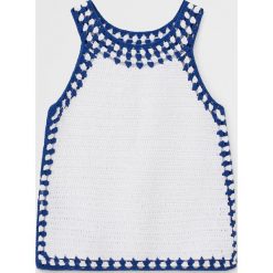 Mango Kids - Top dziecięcy Molly 110-164 cm. Białe bluzki dziewczęce Mango Kids, bez wzorów, z bawełny, z okrągłym kołnierzem, bez rękawów, bez kaptura. Za 79,90 zł.