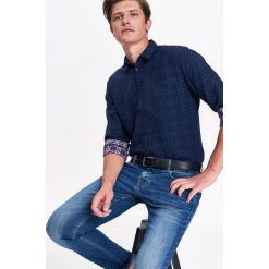 Koszula męska z podwójnej tkaniny o kroju slim. Koszule męskie Top Secret, na zimę, s, w kratkę, z tkaniny, eleganckie, z podwójnym kołnierzykiem, z długim rękawem. W wyprzedaży za 44,99 zł.
