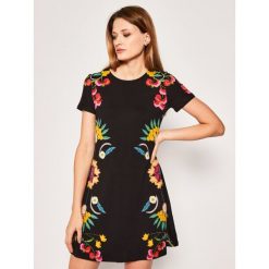 Sukienka codzienna Desigual Dallas 20SWVK31. Czarne sukienki damskie Desigual, na co dzień, na lato, xl, bez wzorów, z elastanu, bez kołnierzyka, bez rękawów, proste. W wyprzedaży za 189,00 zł.