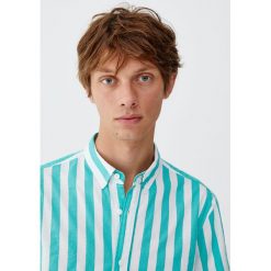 Koszula w szerokie kolorowe paski. Różowe koszule męskie Pull&Bear, m, w paski, bez kołnierzyka, bez rękawów. Za 62,90 zł.