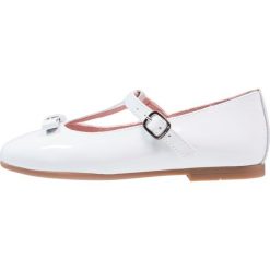 Unisa DAYLA Baleriny z zapięciem white. Białe baleriny dziewczęce Unisa, z materiału. W wyprzedaży za 233,35 zł.
