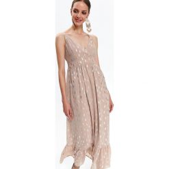 Sukienka damska z nadrukiem. Różowe sukienki damskie Top Secret, na lato, z nadrukiem, z tkaniny, eleganckie, z dekoltem w serek, z długim rękawem, długie, maxi, kopertowe. W wyprzedaży za 79,99 zł.