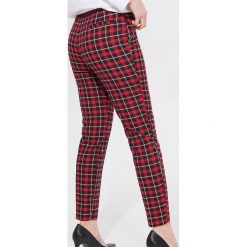Spodnie cygaretki short length - Czerwony. Czerwone spodnie damskie Mohito. Za 119,99 zł.