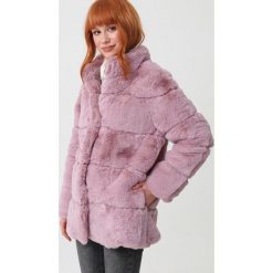 Różowa Kurtka Westpointe. Różowe kurtki damskie Born2be, na zimę, s, z haftami, z futra, glamour, długie, bez kaptura. Za 299,99 zł.
