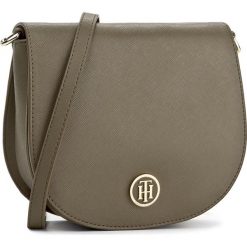 Torebka TOMMY HILFIGER - Honey Saddle Bag AW0AW04640 310. Zielone listonoszki damskie marki TOMMY HILFIGER. W wyprzedaży za 299,00 zł.