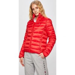 Tommy Jeans - Kurtka. Czerwone kurtki damskie Tommy Jeans, s, bez wzorów, z poliesteru, krótkie. W wyprzedaży za 539,90 zł.