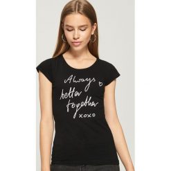 T-shirty damskie: Bawełniana koszulka z napisem - Czarny