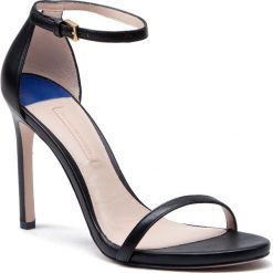 Sandały STUART WEITZMAN - 105Nudisttraditional YL53444 Black Bama. Czarne klapki damskie marki Stuart Weitzman, bez wzorów, ze skóry, bez obcasa, na obcasie. W wyprzedaży za 919,00 zł.
