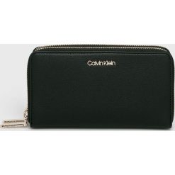 Calvin Klein - Portfel. Brązowe portfele damskie Calvin Klein, bez wzorów, ze skóry ekologicznej. Za 299,90 zł.