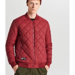 Pikowana kurtka bomber - Bordowy. Czerwone kurtki męskie Cropp, s, bez wzorów, bez kaptura. Za 169,99 zł.