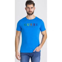 T-SHIRT COLORFUL Guess. Niebieskie t-shirty męskie Guess, s, z nadrukiem, z bawełny, z okrągłym kołnierzem. Za 101,40 zł.