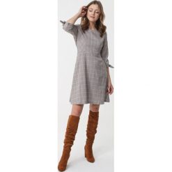 Szaro-Żółta Sukienka Milperra. Żółte sukienki damskie Born2be, w kolorowe wzory, z okrągłym kołnierzem, mini, rozkloszowane. Za 99,99 zł.