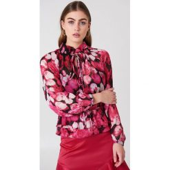 NA-KD Boho Top ze stójką - Pink,Red,Multicolor. Różowe topy damskie marki NA-KD Boho, bez wzorów, z poliesteru, ze stójką. W wyprzedaży za 32,38 zł.