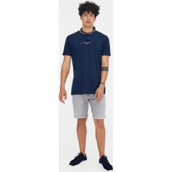 Bermudy regular comfort. Szare spodenki i szorty męskie Pull&Bear, m, bez wzorów, z denimu. Za 79,90 zł.