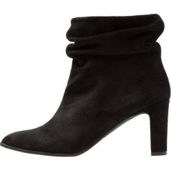 Paco Gil PORTER Botki black. Czarne botki damskie marki Paco Gil, ze skóry, klasyczne, bez obcasa, bez zapięcia. Za 839,00 zł.