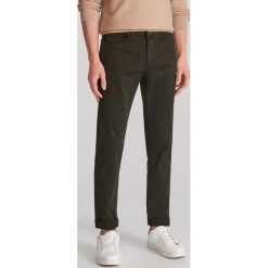 Bawełniane spodnie slim fit - Zielony. Zielone spodnie męskie Reserved, m, bez wzorów, z bawełny. Za 99,99 zł.