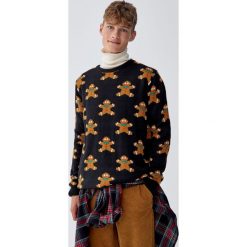 Świąteczny sweter z ciasteczkami. Czarne swetry męskie Pull&Bear, m, bez wzorów, wizytowe, bez kołnierzyka, bez kaptura. Za 109,00 zł.