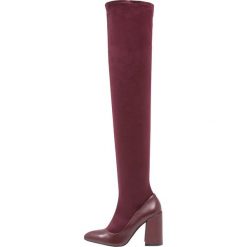 Shellys London TAVTON Kozaki na obcasie burgundy. Czerwone bez kategorii marki Shellys London, z materiału, na obcasie. W wyprzedaży za 731,40 zł.