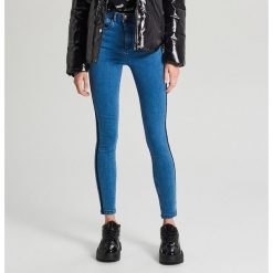 Jeansy high waist z lampasem - Niebieski. Niebieskie jeansy damskie Cropp, bez wzorów, z jeansu, z podwyższonym stanem. Za 89,99 zł.