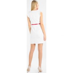 Sukienki hiszpanki: Cortefiel SLEEVELESS JACKIE DRESS WITH FRILLED SHOULDERS Sukienka etui white