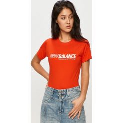New Balance - T-shirt. Pomarańczowe topy damskie New Balance, s, z nadrukiem, z bawełny, z krótkim rękawem. Za 129,90 zł.