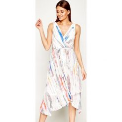 Sukienka letnia DKNY DD9BI576. Sukienki damskie DKNY, na lato, bez wzorów, bez kołnierzyka, bez rękawów. Za 639,00 zł.