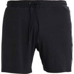 J.LINDEBERG DEXTER DOUBLE Krótkie spodenki sportowe black. Czarne spodenki sportowe męskie marki J.LINDEBERG, z materiału, sportowe. Za 379,00 zł.