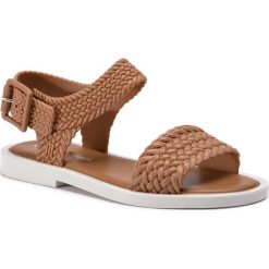 Sandały MELISSA - Mar Sandal + Salinas A 32482 Brown/White 50672. Pomarańczowe klapki damskie Melissa, bez wzorów, z tworzywa sztucznego, bez obcasa, na obcasie. W wyprzedaży za 219,00 zł.