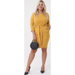 Żółta Sukienka Gypsy. Żółte sukienki damskie Born2be, na co dzień, bez wzorów, z tkaniny, eleganckie, z okrągłym kołnierzem, bez rękawów, midi, proste. Za 69,99 zł.