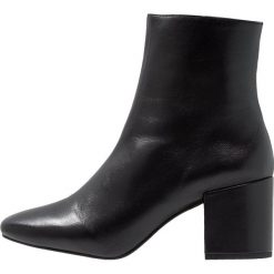 Intentionally Blank SHOP Botki black. Czarne botki damskie skórzane Intentionally Blank, klasyczne. Za 879,00 zł.